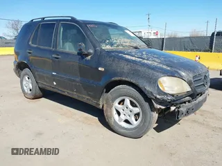 2001 Mercedes-Benz M-Class with VIN 4JGAB54E91A288934, listed as a IAAI auction lot 41714337 with 236,115 mi miles. Bid and sale history available at carsss.com. Image 1.