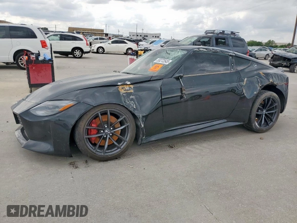2024 Nissan Z Performance z VIN JN1BZ4BH7RM364076, wystawiony jako Copart lot #55272545 z przebiegiem 21 105 mil mil oraz Czysty tytuł • Clean title. Historia ofert i sprzedaży dostępna na DreamBid. Obrazek 1.