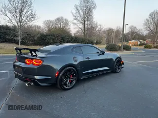 2023 Chevrolet Camaro ZL1 z VIN 1G1FK1R63P0118032, wystawiony jako Copart lot #51035795 z przebiegiem 9030 mil mil oraz Szkody całkowita. Historia ofert i sprzedaży dostępna na DreamBid. Obrazek 4.