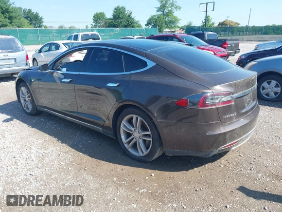 2013 Tesla Model S z VIN 5YJSA1DN6DFP03367, wystawiony jako IAAI lot #42565978 z przebiegiem 105 945 mil mil oraz . Historia ofert i sprzedaży dostępna na DreamBid. Obrazek 3.