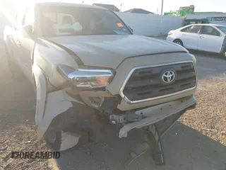 2017 Toyota Tacoma SR5 z VIN 5TFAZ5CN2HX039996, wystawiony jako IAAI lot #41406419 z przebiegiem 132 200 mil mil oraz . Historia ofert i sprzedaży dostępna na DreamBid. Obrazek 6.