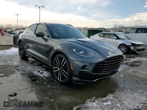 2023 Aston Martin DBX 707 z VIN SD7VUJBW8PTV08579, wystawiony jako Copart lot #45496975 z przebiegiem 10 769 mil mil oraz Szkody całkowita. Historia ofert i sprzedaży dostępna na DreamBid. Obrazek 15.