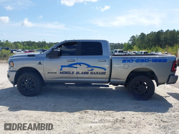 2024 Ram 2500 Big Horn z VIN 3C6UR5DL1RG116185, wystawiony jako IAAI lot #42007154 z przebiegiem Nie podano mil oraz . Historia ofert i sprzedaży dostępna na DreamBid. Obrazek 14.