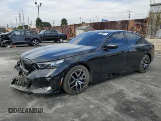 2024 BMW i5 eDrive40 z VIN WBY33FK01RCR58515, wystawiony jako Copart lot #76064474 z przebiegiem 19 000 mil mil oraz Szkody całkowita. Historia ofert i sprzedaży dostępna na DreamBid. Obrazek 1.