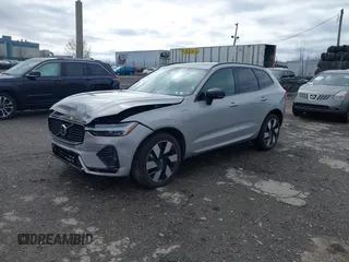 2024 Volvo XC60 Recharge Plug-In Hybrid Plus Dark Theme with VIN YV4H60DL1R1763252, listed as a IAAI auction lot 41731933 with 8,959 mi miles. Bid and sale history available at carsss.com. Image 17.