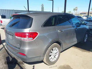2018 Kia Sorento L z VIN 5XYPG4A39JG339992, wystawiony jako IAAI lot #41862512 z przebiegiem 119 430 mil mil oraz . Historia ofert i sprzedaży dostępna na DreamBid. Obrazek 4.
