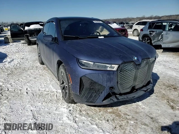 2023 BMW iX M60 z VIN WB533CF00PCM07995, wystawiony jako Copart lot #46043845 z przebiegiem Nie podano mil oraz Szkoda całkowita • Salvage title. Historia ofert i sprzedaży dostępna na DreamBid. Obrazek 12.