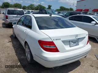 2013 Mercedes-Benz C 300 Sport z VIN WDDGF8AB1DR248695, wystawiony jako IAAI lot #42516492 z przebiegiem 155 429 mil mil oraz . Historia ofert i sprzedaży dostępna na DreamBid. Obrazek 3.