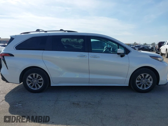 2022 Toyota Sienna XLE with VIN 5TDJRKEC4NS075796, listed as a IAAI auction lot 41603836 with 34,677 mi miles. Bid and sale history available at carsss.com. Image 13.