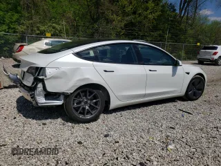2022 Tesla Model 3 Long Range z VIN 5YJ3E1EB6NF184352, wystawiony jako Copart lot #55636845 z przebiegiem 30 891 mil mil oraz Szkody całkowita. Historia ofert i sprzedaży dostępna na DreamBid. Obrazek 3.