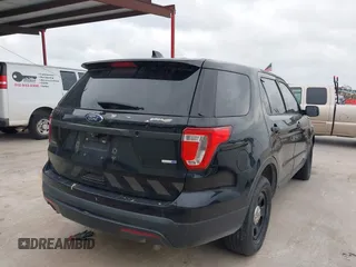 2016 Ford Utility Police Interceptor with VIN 1FM5K8AR9GGB44638, listed as a IAAI auction lot 42020602 with 136,518 mi miles. Bid and sale history available at carsss.com. Image 4.