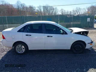 2007 Ford Focus S z VIN 1FAFP34N37W319953, wystawiony jako IAAI lot #41737822 z przebiegiem 208 801 mil mil oraz . Historia ofert i sprzedaży dostępna na DreamBid. Obrazek 14.
