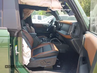 2024 Ford Bronco Outer Banks z VIN 1FMEE8BPXRLA06492, wystawiony jako IAAI lot #42365356 z przebiegiem 17 565 mil mil oraz . Historia ofert i sprzedaży dostępna na DreamBid. Obrazek 5.