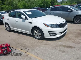 2015 Kia Optima LX z VIN KNAGM4A77F5573265, wystawiony jako IAAI lot #42412018 z przebiegiem 96 452 mil mil oraz . Historia ofert i sprzedaży dostępna na DreamBid. Obrazek 1.