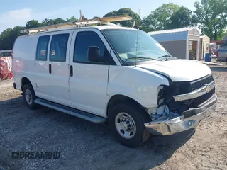 2022 Chevrolet Express Cargo z VIN 1GCWGAF75N1203256, wystawiony jako IAAI lot #42294950 z przebiegiem 39 756 mil mil oraz . Historia ofert i sprzedaży dostępna na DreamBid. Obrazek 1.