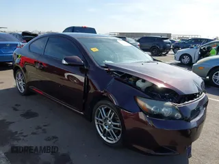 2009 Scion tC z VIN JTKDE167990290967, wystawiony jako IAAI lot #42378076 z przebiegiem 133 422 mil mil oraz . Historia ofert i sprzedaży dostępna na DreamBid. Obrazek 1.