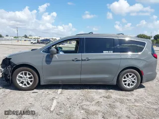 2022 Chrysler Pacifica Touring L with VIN 2C4RC1BG4NR113946, listed as a IAAI auction lot 41884076 with 73,209 mi miles. Bid and sale history available at carsss.com. Image 15.