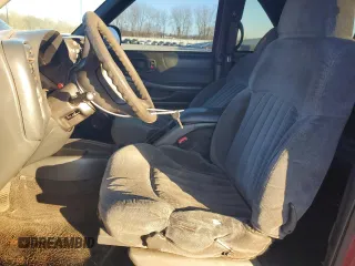 2001 Chevrolet Blazer LS z VIN 1GNCT18W51K123809, wystawiony jako Copart lot #86491294 z przebiegiem 211 514 mil mil oraz Szkoda całkowita • Salvage title. Historia ofert i sprzedaży dostępna na DreamBid. Obrazek 7.