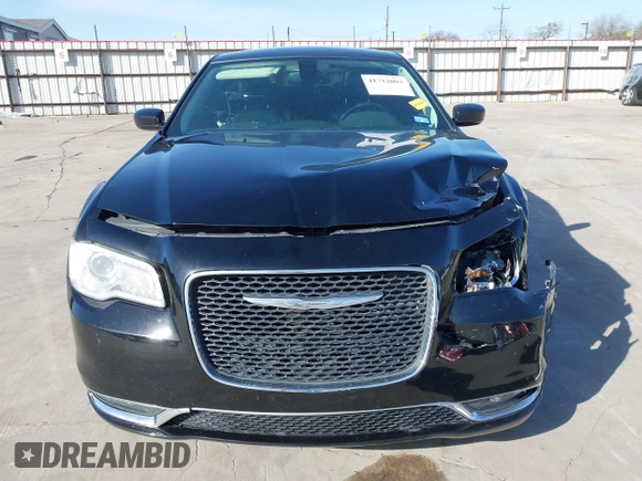 2016 Chrysler 300 Anniversary Edition z VIN 2C3CCAAG5GH313920, wystawiony jako IAAI lot #41712003 z przebiegiem 132 127 mil mil oraz . Historia ofert i sprzedaży dostępna na DreamBid. Obrazek 6.