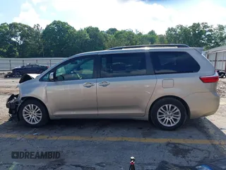2017 Toyota Sienna XLE Auto Access Seat z VIN 5TDYZ3DC4HS837017, wystawiony jako IAAI lot #42237044 z przebiegiem 91 041 mil mil oraz . Historia ofert i sprzedaży dostępna na DreamBid. Obrazek 13.