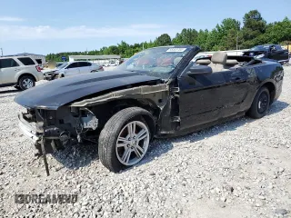 2013 Ford Mustang V6 z VIN 1ZVBP8EM6D5281080, wystawiony jako Copart lot #58463785 z przebiegiem 166 516 mil mil oraz Czysty tytuł • Clean title. Historia ofert i sprzedaży dostępna na DreamBid. Obrazek 1.