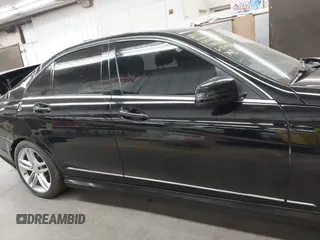2014 Mercedes-Benz C 250 Sport z VIN WDDGF4HB6EG158079, wystawiony jako IAAI lot #41670460 z przebiegiem 169 214 mil mil oraz . Historia ofert i sprzedaży dostępna na DreamBid. Obrazek 13.