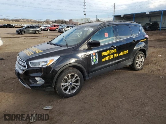 2018 Ford Escape SE z VIN 1FMCU9GDXJUD21466, wystawiony jako Copart lot #46266395 z przebiegiem Nie podano mil oraz Szkoda całkowita • Salvage title. Historia ofert i sprzedaży dostępna na DreamBid. Obrazek 1.