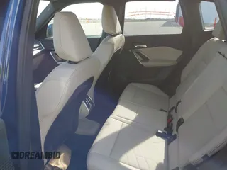 2025 BMW X1 xDrive28i z VIN WBX73EF01S5110817, wystawiony jako IAAI lot #41991160 z przebiegiem 1 287 mil mil oraz . Historia ofert i sprzedaży dostępna na DreamBid. Obrazek 8.