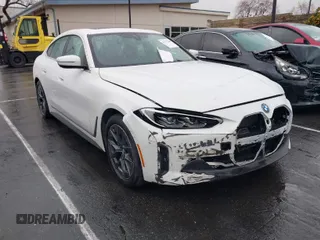 2023 BMW i4 eDrive40 z VIN WBY73AW0XPFP89525, wystawiony jako IAAI lot #41572806 z przebiegiem 17 497 mil mil oraz . Historia ofert i sprzedaży dostępna na DreamBid. Obrazek 1.
