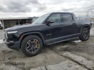 2022 Rivian R1T Launch Edition z VIN 7FCTGAAL4NN003172, wystawiony jako Copart lot #48696325 z przebiegiem 38 663 mil mil oraz Szkody całkowita. Historia ofert i sprzedaży dostępna na DreamBid. Obrazek 1.
