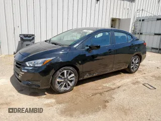 2025 Nissan Versa SV z VIN 3N1CN8EV7SL826208, wystawiony jako Copart lot #60672795 z przebiegiem 6 167 mil mil oraz Czysty tytuł • Clean title. Historia ofert i sprzedaży dostępna na DreamBid. Obrazek 1.