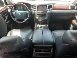 2013 Lexus LX 570 z VIN JTJHY7AX9D4101971, wystawiony jako Copart lot #59770615 z przebiegiem 102 116 mil mil oraz Szkody całkowita. Historia ofert i sprzedaży dostępna na DreamBid. Obrazek 8.