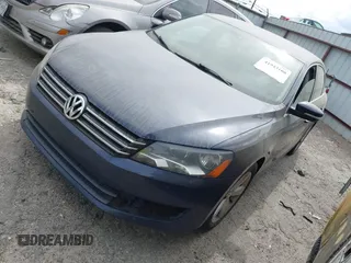 2013 Volkswagen Passat SE z VIN 1VWBP7A36DC033947, wystawiony jako IAAI lot #41943108 z przebiegiem 216 898 mil mil oraz . Historia ofert i sprzedaży dostępna na DreamBid. Obrazek 2.