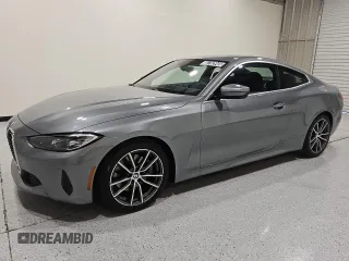 2024 BMW 4 Series 430i z VIN WBA53AP01RCR82185, wystawiony jako Copart lot #55703945 z przebiegiem 24 906 mil mil oraz Czysty tytuł • Clean title. Historia ofert i sprzedaży dostępna na DreamBid. Obrazek 1.