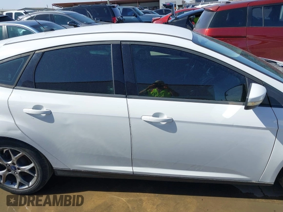2013 Ford Focus SE with VIN 1FADP3K29DL157601, listed as a IAAI auction lot 41710924 with 177,729 mi miles. Bid and sale history available at carsss.com. Image 14.
