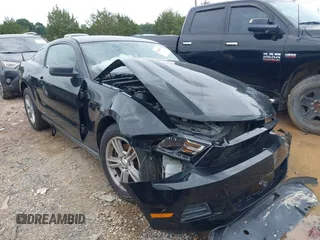 2012 Ford Mustang Premium z VIN 1ZVBP8AM4C5285696, wystawiony jako IAAI lot #42465296 z przebiegiem 143 387 mil mil oraz . Historia ofert i sprzedaży dostępna na DreamBid. Obrazek 1.