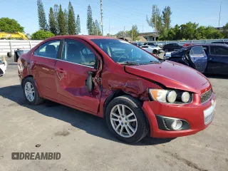 2013 Chevrolet Sonic LT z VIN 1G1JC5SG3D4161677, wystawiony jako Copart lot #57042015 z przebiegiem 81 088 mil mil oraz Szkody całkowita. Historia ofert i sprzedaży dostępna na DreamBid. Obrazek 4.