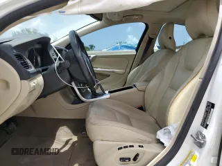 2015 Volvo S60 T5 Drive-E Premier z VIN YV126MFB8F2300710, wystawiony jako Copart lot #60067525 z przebiegiem 87 832 mil mil oraz Czysty tytuł • Clean title. Historia ofert i sprzedaży dostępna na DreamBid. Obrazek 7.