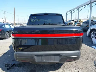 2022 Rivian R1T Launch Edition z VIN 7FCTGAAL1NN010340, wystawiony jako IAAI lot #41656762 z przebiegiem Nie podano mil oraz . Historia ofert i sprzedaży dostępna na DreamBid. Obrazek 17.
