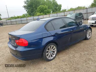 2011 BMW 3 Series 328i xDrive z VIN WBAPK5G5XBNN25836, wystawiony jako IAAI lot #42352968 z przebiegiem 108 638 mil mil oraz . Historia ofert i sprzedaży dostępna na DreamBid. Obrazek 4.