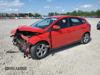 2014 Ford Focus SE z VIN 1FADP3K21EL450135, wystawiony jako Copart lot #57056635 z przebiegiem Nie podano mil oraz Szkoda całkowita • Salvage title. Historia ofert i sprzedaży dostępna na DreamBid. Obrazek 1.