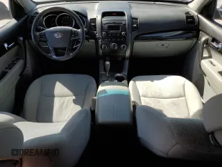 2012 Kia Sorento LX z VIN 5XYKT3A12CG241520, wystawiony jako Copart lot #49738575 z przebiegiem 110 486 mil mil oraz Czysty tytuł • Clean title. Historia ofert i sprzedaży dostępna na DreamBid. Obrazek 8.