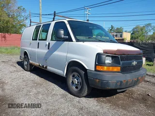 2008 Chevrolet City Express Cargo z VIN 1GCFH154X81217811, wystawiony jako IAAI lot #42255639 z przebiegiem 198 721 mil mil oraz . Historia ofert i sprzedaży dostępna na DreamBid. Obrazek 1.