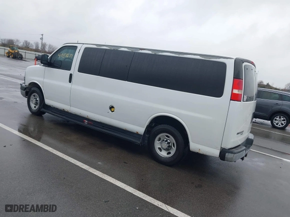 2012 Chevrolet Express Passenger 1LT with VIN 1GAZG1FG2C1158103, listed as a IAAI auction lot 40811071 with 264,063 mi miles. Bid and sale history available at carsss.com. Image 3.