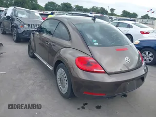 2013 Volkswagen Beetle 2.5L z VIN 3VWHX7AT0DM685648, wystawiony jako IAAI lot #42648849 z przebiegiem 118 187 mil mil oraz . Historia ofert i sprzedaży dostępna na DreamBid. Obrazek 3.