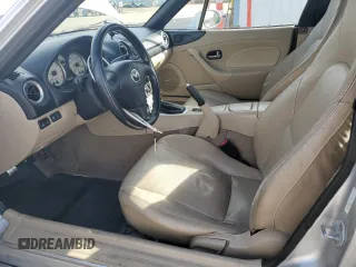 2003 Mazda MX-5 Miata Cloth z VIN JM1NB353X30311086, wystawiony jako Copart lot #57685445 z przebiegiem 141 634 mil mil oraz Szkoda całkowita • Salvage title. Historia ofert i sprzedaży dostępna na DreamBid. Obrazek 7.