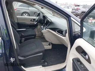2017 Chrysler Pacifica Touring with VIN 2C4RC1DG3HR592796, listed as a IAAI auction lot 40941158 with 157,291 mi miles and . Bid and sale history available at DreamBid. Image 5.