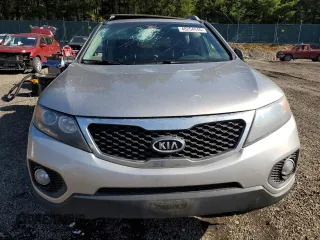2013 Kia Sorento EX z VIN 5XYKUDA27DG360953, wystawiony jako Copart lot #48254445 z przebiegiem 134 637 mil mil oraz Szkoda całkowita • Salvage title. Historia ofert i sprzedaży dostępna na DreamBid. Obrazek 5.
