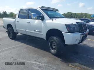 2006 Nissan Titan LE z VIN 1N6AA07B86N558129, wystawiony jako IAAI lot #42290349 z przebiegiem 177 739 mil mil oraz . Historia ofert i sprzedaży dostępna na DreamBid. Obrazek 1.