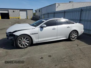 2016 Jaguar XJ R-Sport z VIN SAJWA1C70G8W02755, wystawiony jako Copart lot #55893075 z przebiegiem 76 226 mil mil oraz Szkoda całkowita • Salvage title. Historia ofert i sprzedaży dostępna na DreamBid. Obrazek 1.